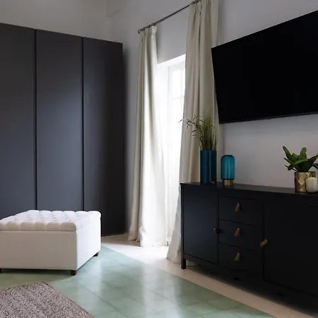 Stylish Steps From The Capital Apartamento *