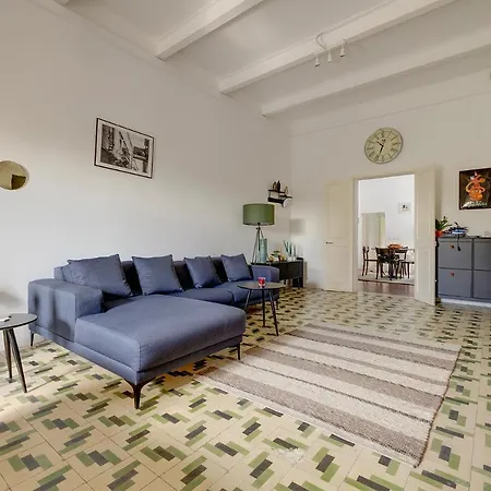 Stylish Steps From The Capital Apartament