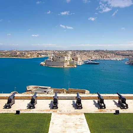 Stylish Steps From The Capital *