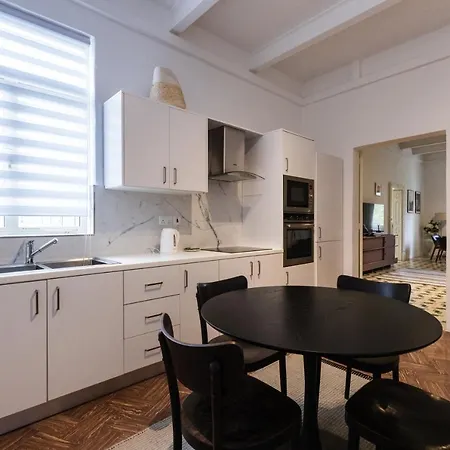 Apartament Stylish Steps From The Capital *