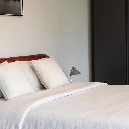 Stylish Steps From The Capital *